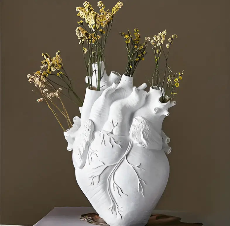 Moderne Herzvase mit griechischem Design, ideal als Blumenvase oder einzigartige Wohndekoration.