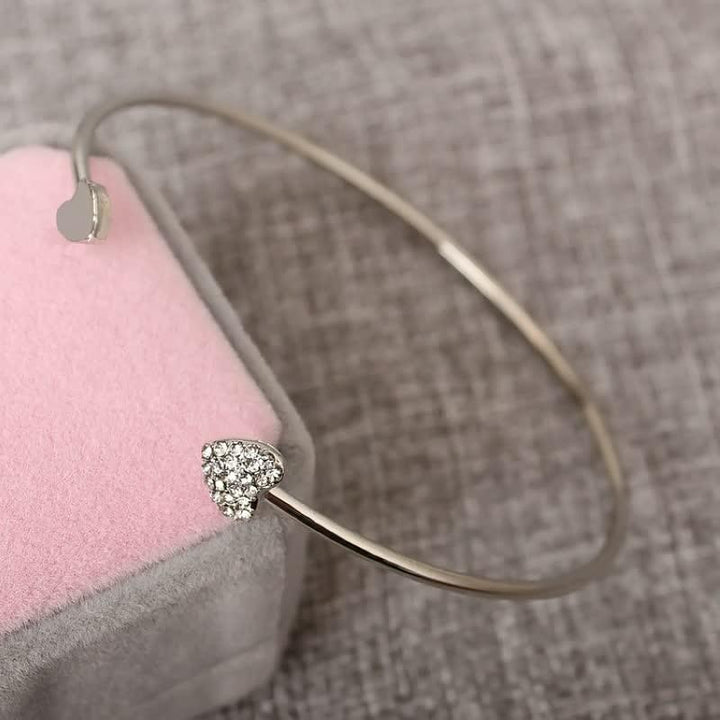 Minimalistisches Damen Herzarmband in Silber, eleganter und zeitloser Schmuck, ideales Geschenk für Frauen.