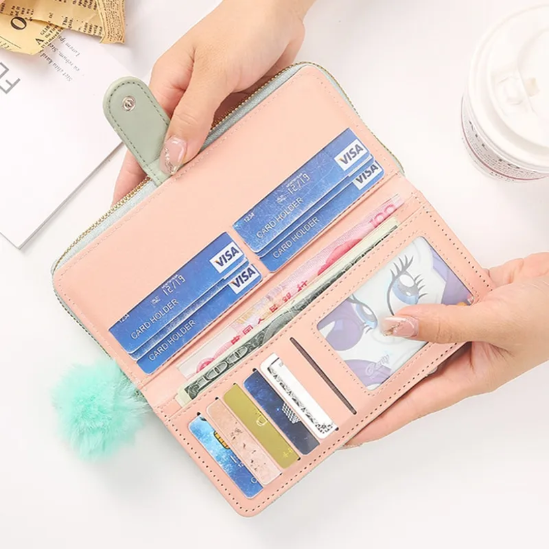 Damen Portemonnaie mit bequemer Handschlaufe und Herzstickerei, ein elegantes Mode-Accessoire.