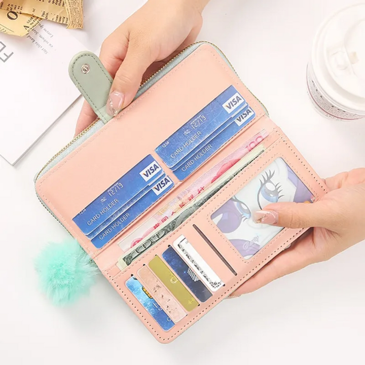 Damen Portemonnaie mit bequemer Handschlaufe und Herzstickerei, ein elegantes Mode-Accessoire.