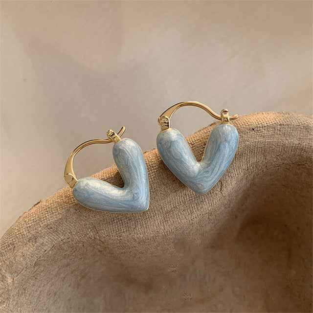 Zarte Edelstahl-Ohrstecker mit Liebesmotiv und elegantem Design, ideal als Geschenkidee für Frauen.