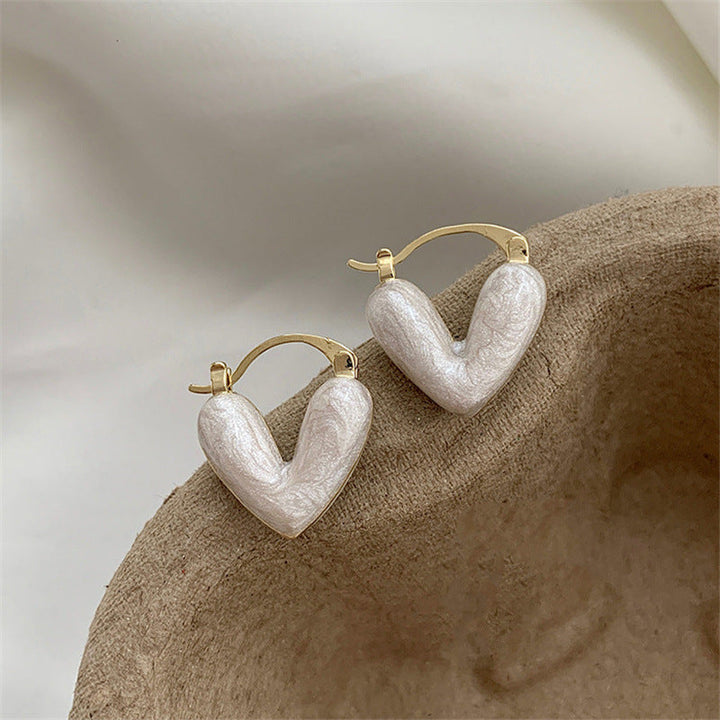 Goldene Damen-Ohrstecker mit elegantem Herz-Design und funkelnden Kristallen, vielseitiger Schmuck.