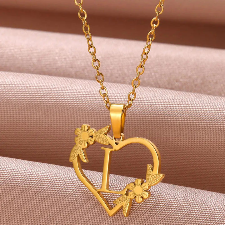 Modische goldfarbene Damen Halskette, Initialen-Anhänger mit floralem Herz, vielseitiges Schmuckstück aus Edelstahl.