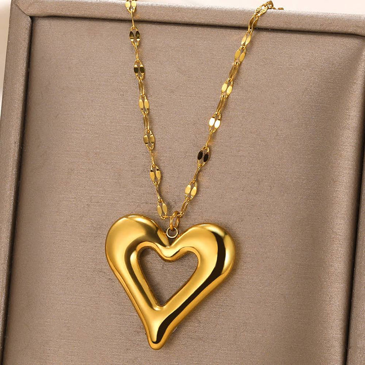 Minimalistische Edelstahl-Halskette mit Herzanhänger, perfekt als Geschenkidee für Frauen.