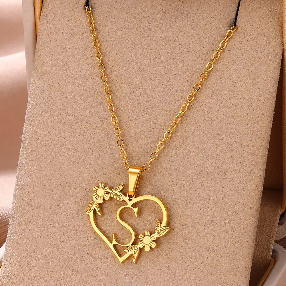 Moderne Damen Halskette, goldfarbener Initialen-Anhänger mit romantischem floralem Herz, personalisiertes Geschenk.