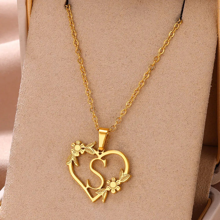 Moderne Damen Halskette, goldfarbener Initialen-Anhänger mit romantischem floralem Herz, personalisiertes Geschenk.
