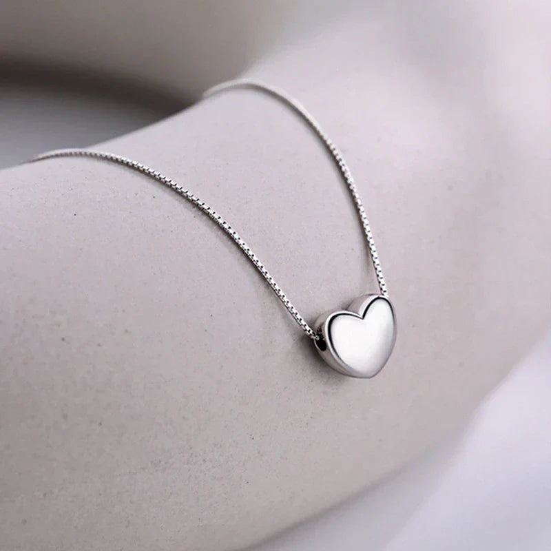 Schlichte, glatte Herzkette aus Sterling Silber, perfekt als Alltags-Damenschmuck.