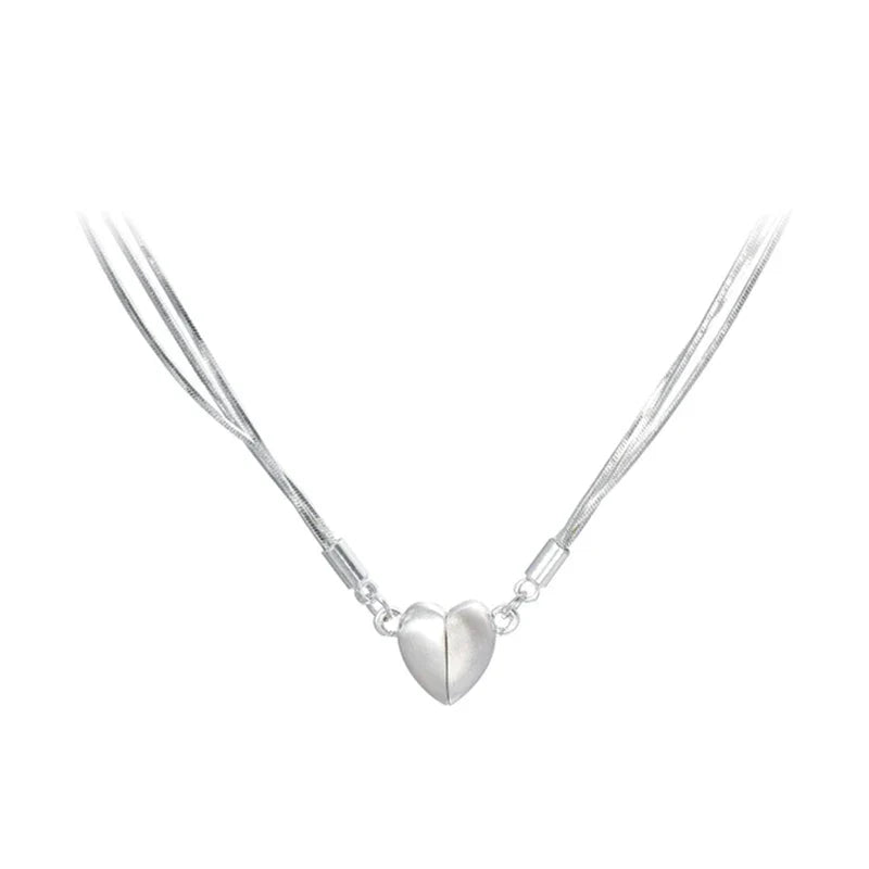 Symbolische Partnerkette: Silberne Magnet-Liebes-Halskette mit zusammenfügbarem Herz für Paare.