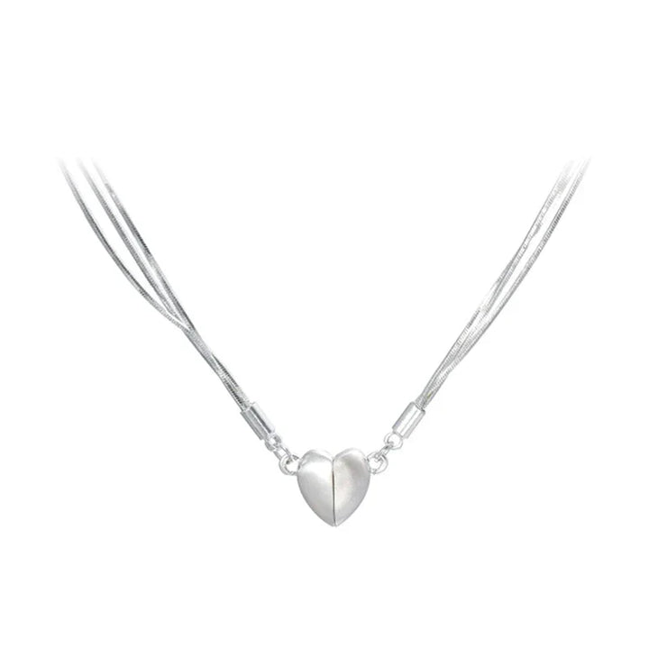 Symbolische Partnerkette: Silberne Magnet-Liebes-Halskette mit zusammenfügbarem Herz für Paare.