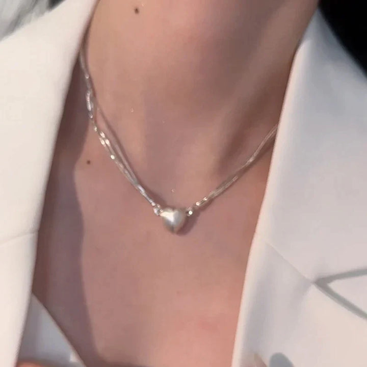 Elegante Damenhalskette aus Silber mit Magnet-Herz-Anhänger, ideale Geschenkidee für Paare.