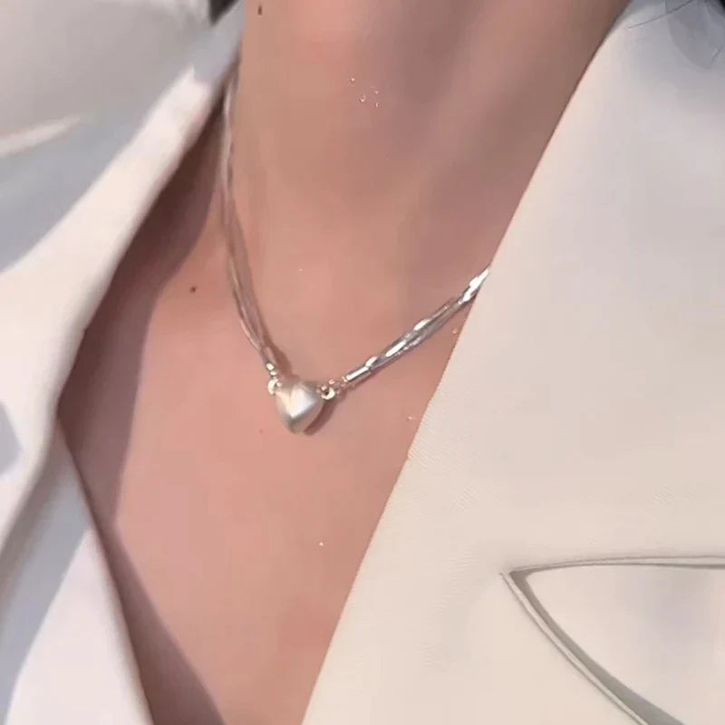 Glänzende Silberkette mit einzigartigem Magnet-Herz-Anhänger, stilvoller Damenschmuck.