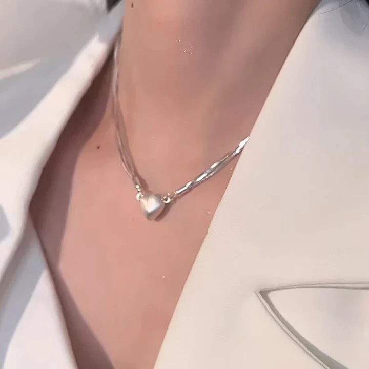 Glänzende Silberkette mit einzigartigem Magnet-Herz-Anhänger, stilvoller Damenschmuck.