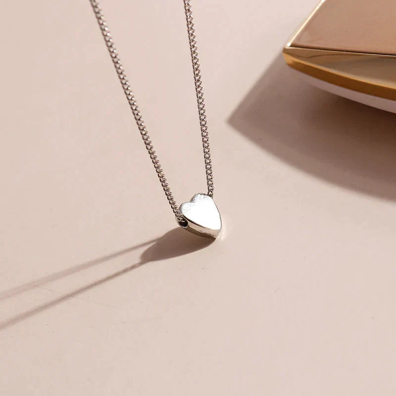 Glatte Herz-Halskette aus minimalistischem 925 Sterling Silber, dezenter und eleganter Damenschmuck.