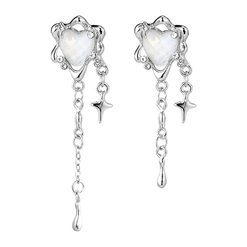 Nahaufnahme der Damen Herz-Ohrringe mit zarten Sternen und verspielten Quasten. Eleganter Edelstahlschmuck.