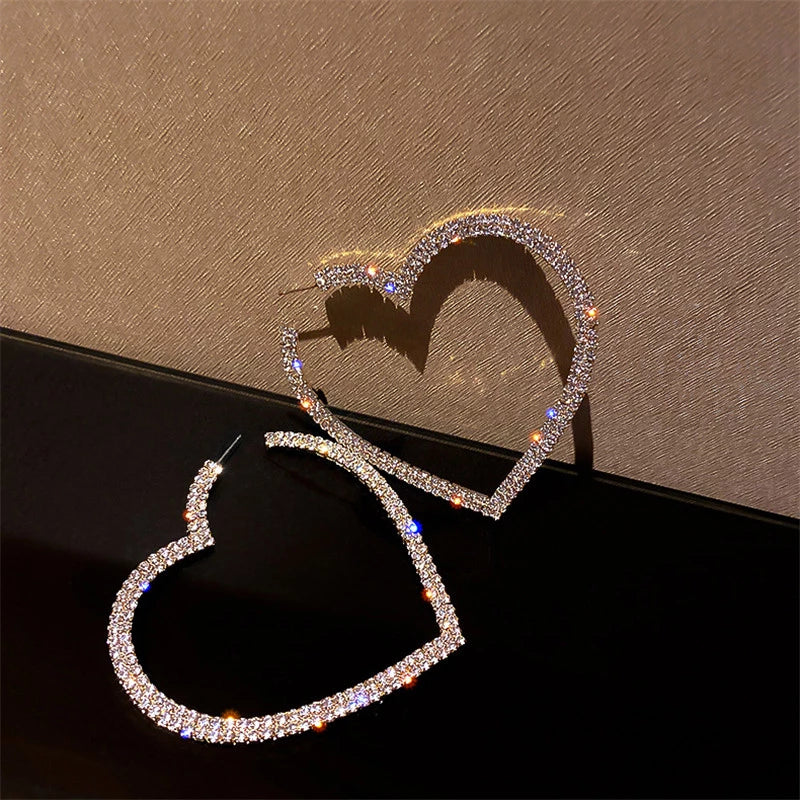 Elegante Damen-Ohrringe mit Herzmotiv und Kristallen. Romantisches Accessoire für besondere Momente.