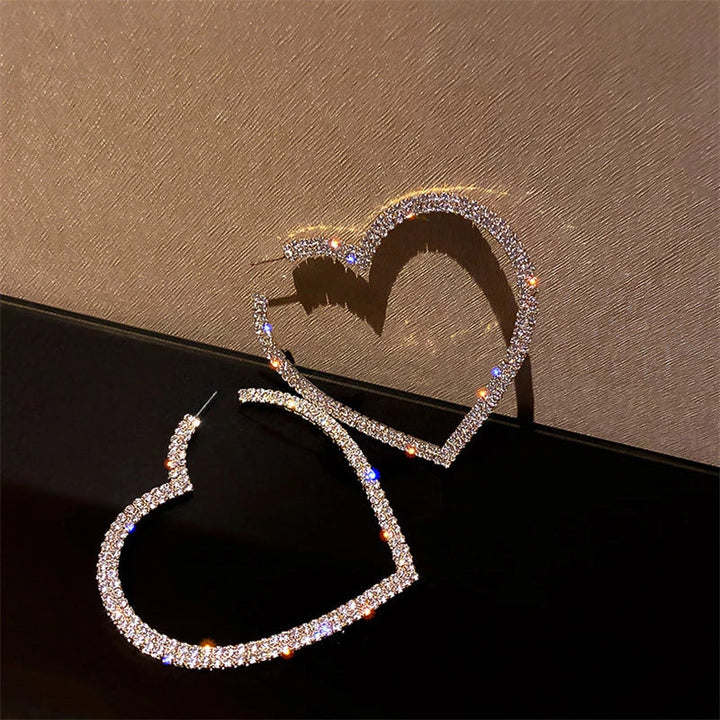 Elegante Damen-Ohrringe mit Herzmotiv und Kristallen. Romantisches Accessoire für besondere Momente.
