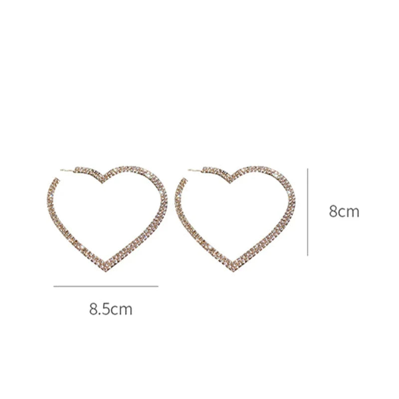 Moderne Herzohrringe für Frauen mit glitzernden Kristallen, vielseitiger Schmuck für jeden Anlass.