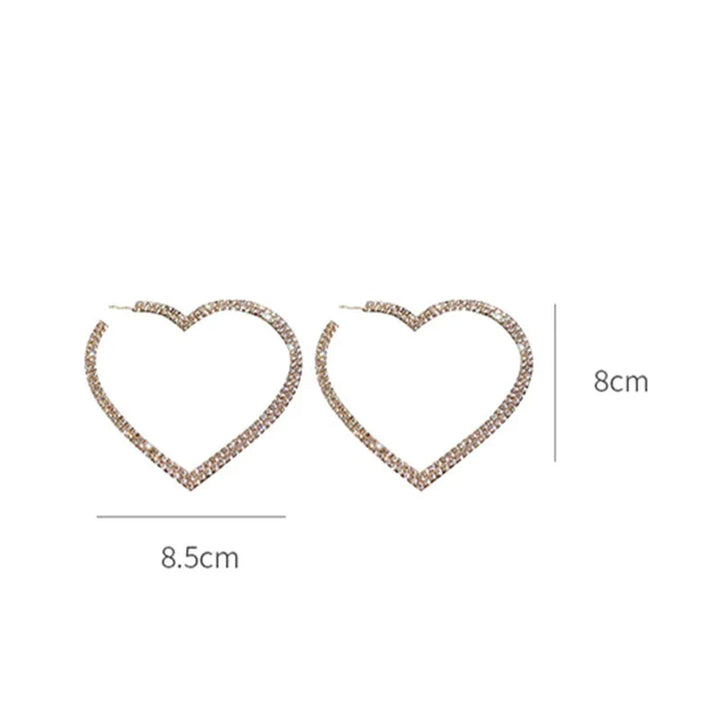Moderne Herzohrringe für Frauen mit glitzernden Kristallen, vielseitiger Schmuck für jeden Anlass.