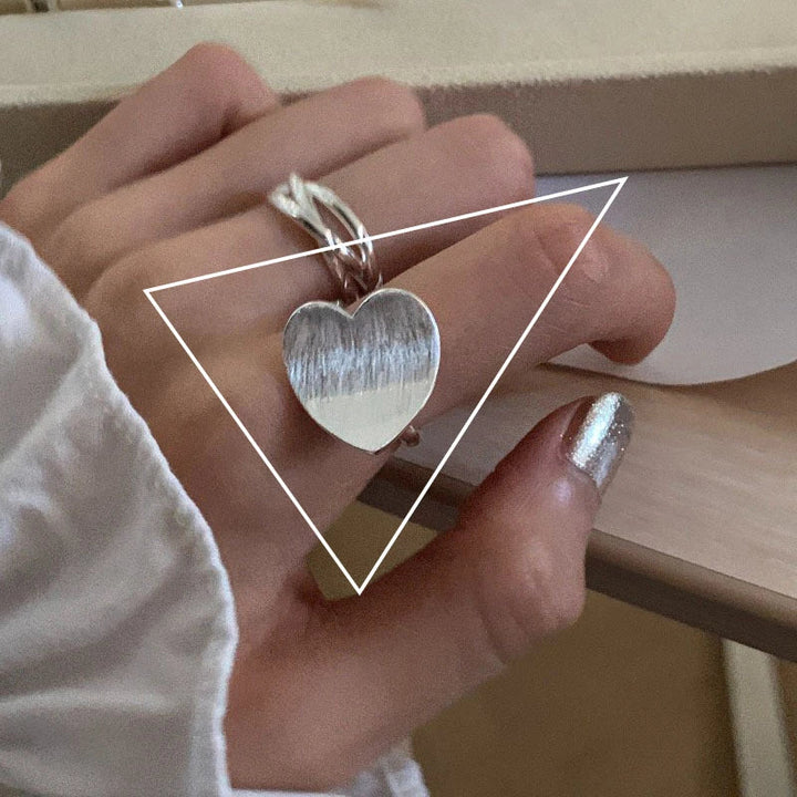Vintage Damenring mit Herzmotiv, gefertigt aus echtem 925 Sterling Silber. Einzigartiges Retro-Accessoire.