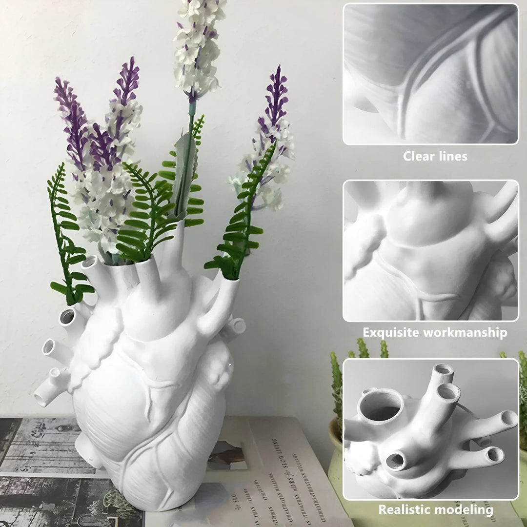 Einzigartige herzförmige Dekovase mit griechischer Ästhetik, ideal für Blumen oder als Kunstobjekt.