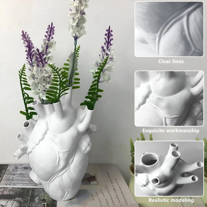Einzigartige herzförmige Dekovase mit griechischer Ästhetik, ideal für Blumen oder als Kunstobjekt.