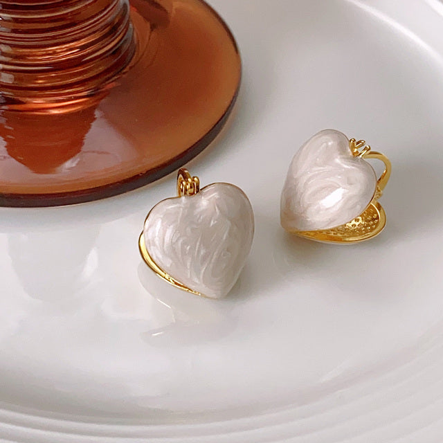 Damen-Ohrstecker Gold mit Herz und Kristall, Valentinstag Schmuck, edel und glänzend.