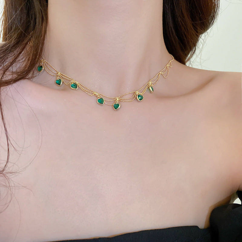 Damen Herz-Halskette getragen, betont das Dekolleté mit einem liebevollen Zirkonia-Herzanhänger, Damenschmuck.