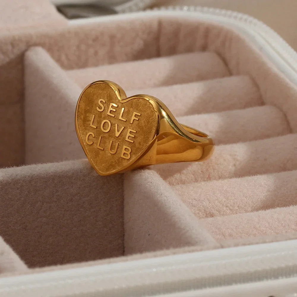 Damen Selbstliebe Club Ring aus vergoldetem Silber, täglicher Erinnerer an Selbstwert & emotionale Stärke.