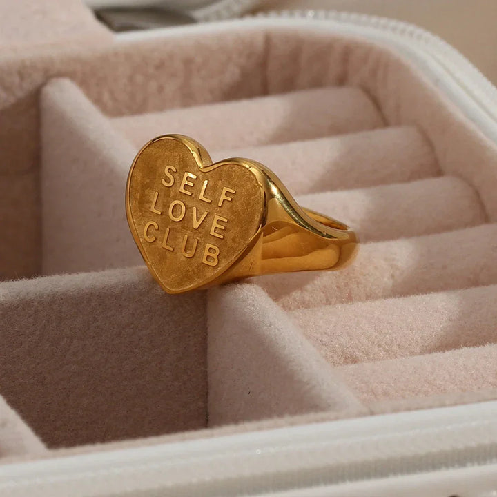 Damen Selbstliebe Club Ring aus vergoldetem Silber, täglicher Erinnerer an Selbstwert & emotionale Stärke.