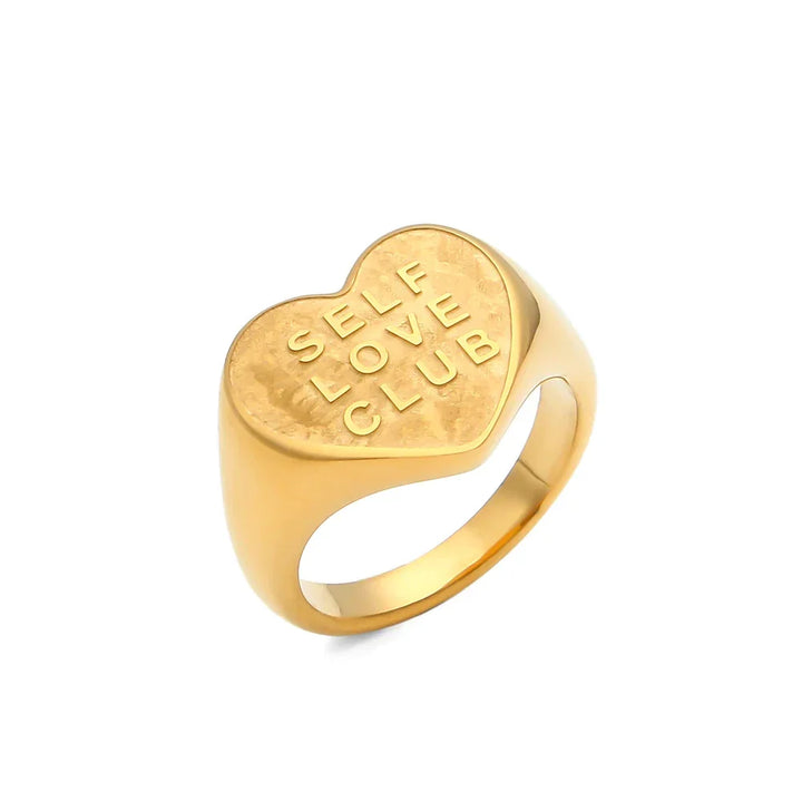 Damenring 'Selbstliebe Club' am Finger, vergoldet, elegantes Accessoire für tägliche Motivation & Selbstwert.