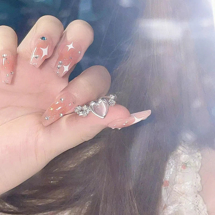 Stilvoller, verstellbarer Silber-Herzring für Damen, ein elegantes antioxidatives Schmuck-Accessoire.