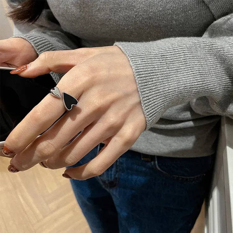Modischer Damen-Herzring mit glänzendem schwarzem Herz, verstellbar für jeden Finger.