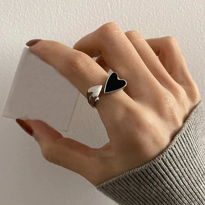 Edler schwarzer Herzring für Damen, verstellbar, als stilvolles Geschenk oder Accessoire.