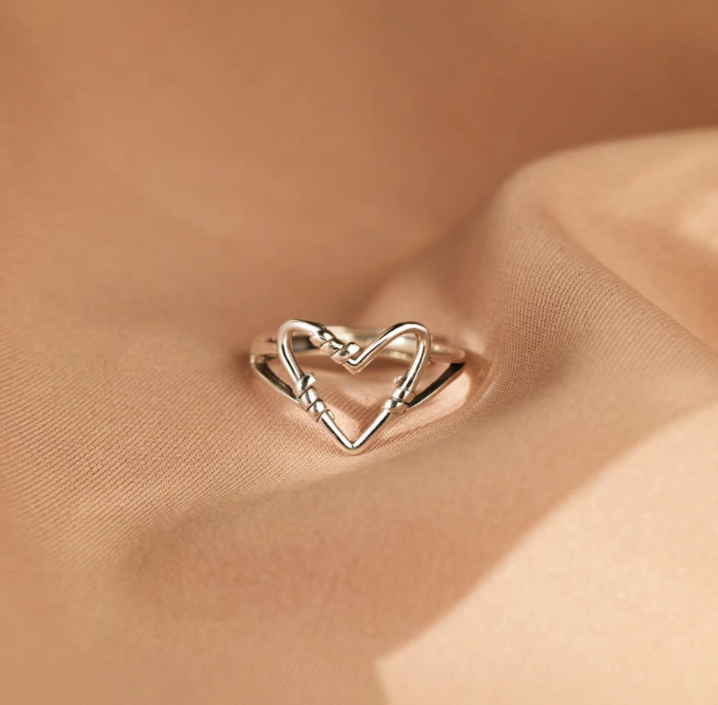 Minimalistischer Damenring mit zierlichem Herz in Silber. Verstellbarer Schmuck, der Liebe & Eleganz ausdrückt.