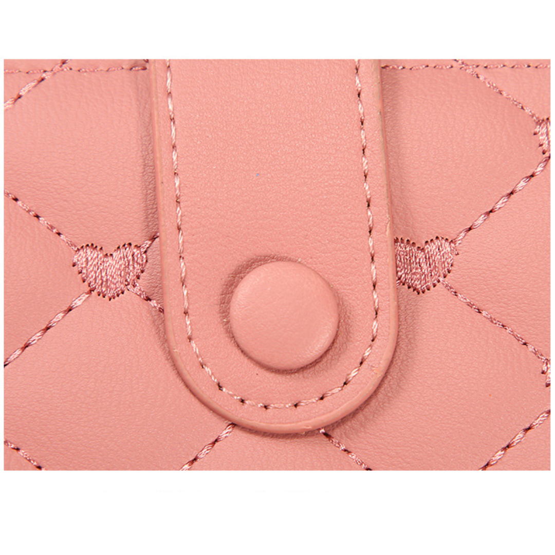 Modisches Damen Accessoire: Brieftasche mit Handschlaufe und liebevoller Herzstickerei.