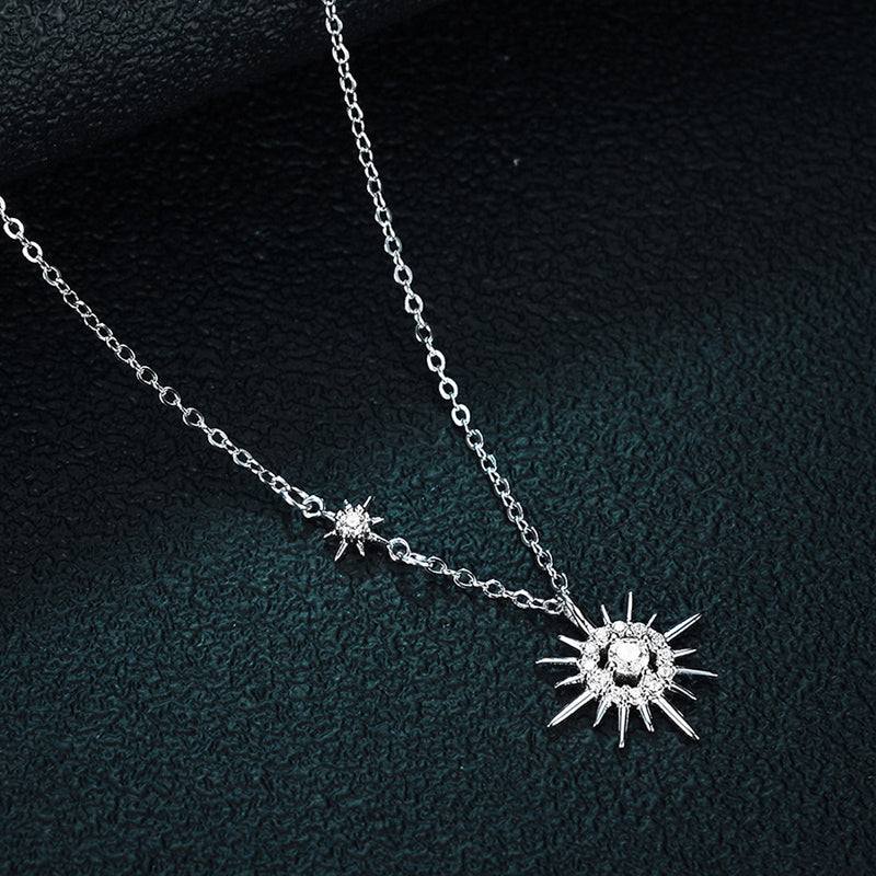 Detailaufnahme des Hexagramm Diamant Anhängers an einer feinen Silberkette. Unisex Geschenkidee.
