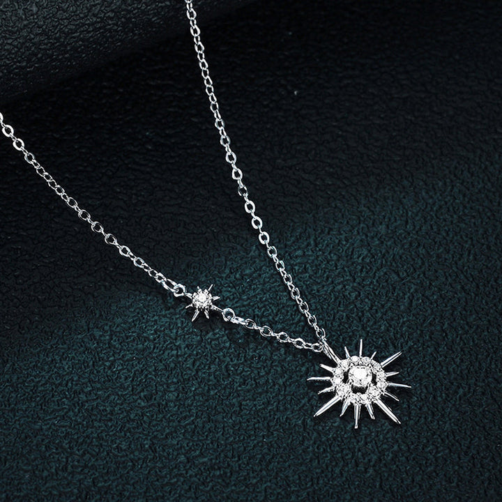 Detailaufnahme des Hexagramm Diamant Anhängers an einer feinen Silberkette. Unisex Geschenkidee.