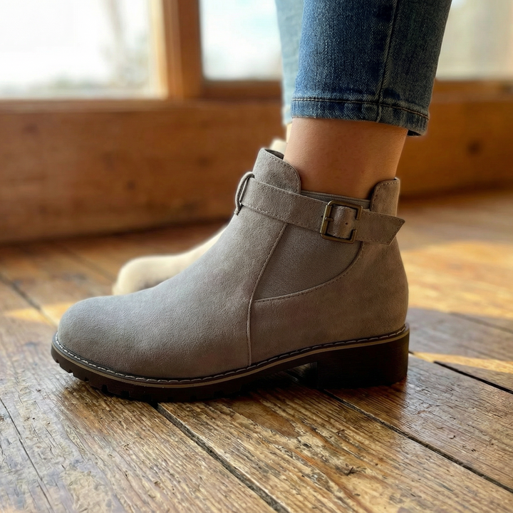 Elegante schwarze Damen Booties in Wildleder-Optik, mit Zierschnalle & bequemem Blockabsatz. Ideal für Freizeit.