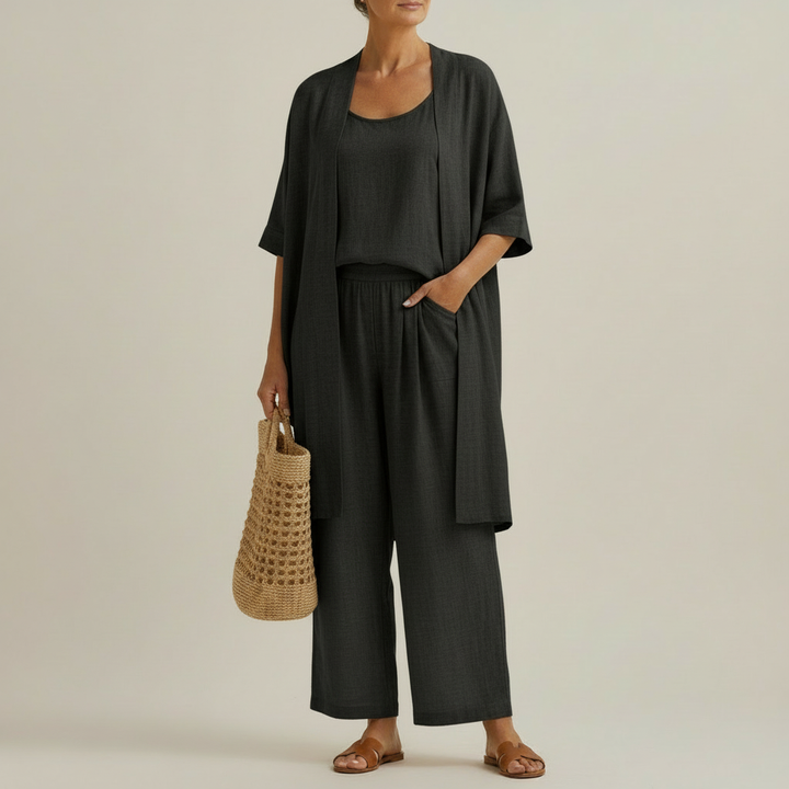 Nahaufnahme des Damen Sommer Sets: weite Hose, kurzes Top und fließender Überwurf. Trendy & bequem.
