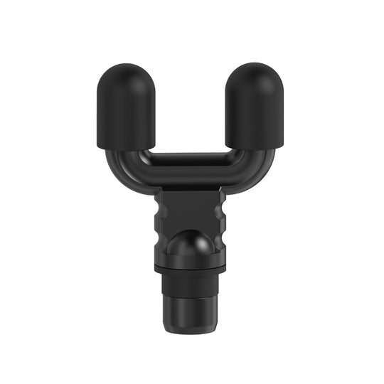 Hand hält Massagepistole mit Kegelaufsatz, demonstriert gezielte Anwendung für tiefe Muskelentspannung.