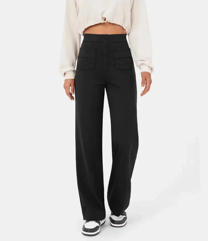 Nahaufnahme des weichen Stoffes der komfortablen High-Waist Damenhose, gerades Bein, beste Qualität.