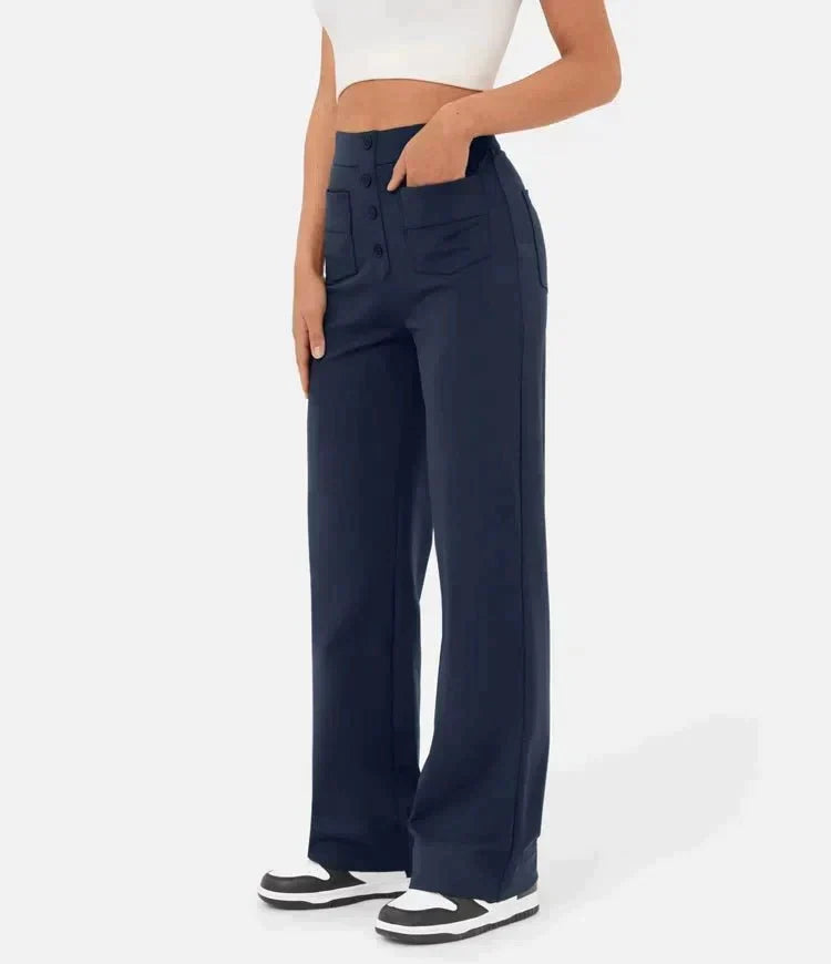 Ganze Figur in moderner High-Waist Damenhose mit geradem Bein, perfekt sitzend & komfortabel.