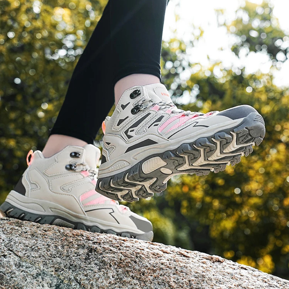 Detailaufnahme der robusten, wasserdichten Oberfläche von Unisex-Wanderschuhen, ideal für Trekkings.