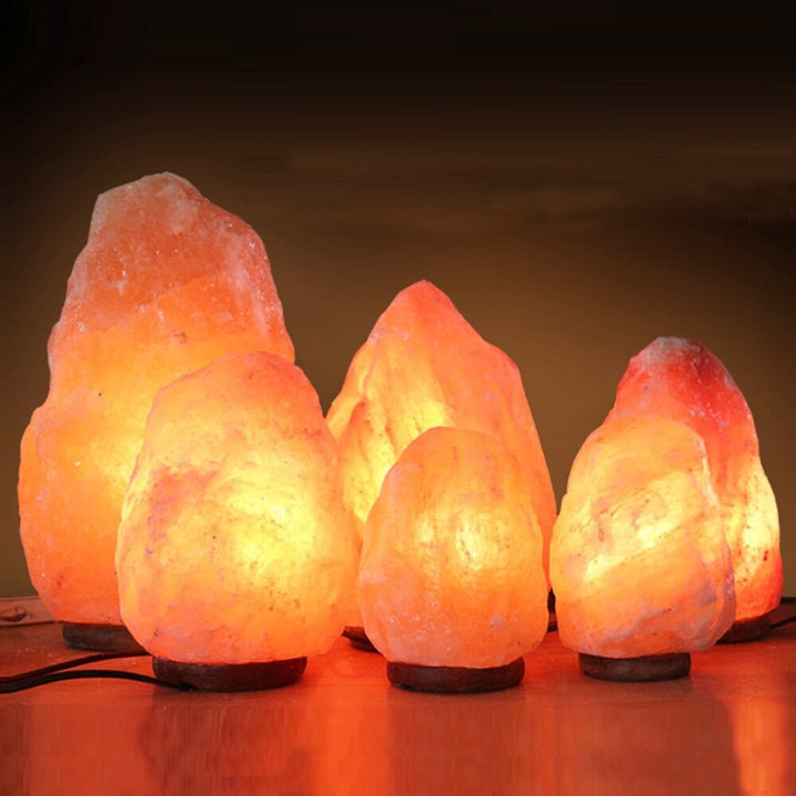 Authentische Himalaya-Salzlampe (2-3 kg) für ein warmes, entspannendes Licht & verbesserte Raumluftqualität.