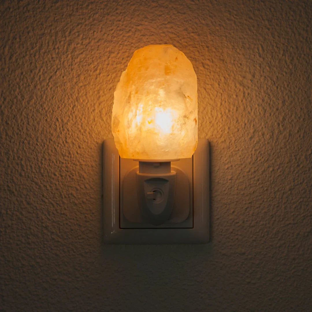 Himalaya Salzlampe, warmes Licht für entspanntes Ambiente & bessere Raumluft im Zuhause.