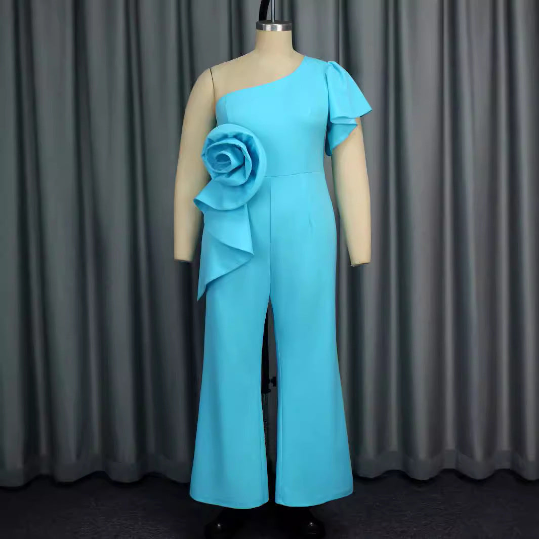 Eleganter Damen Overall in Himmelblau, mit asymmetrischer Schulter und zartem Blumenmuster. Ideal für Party & Hochzeit.