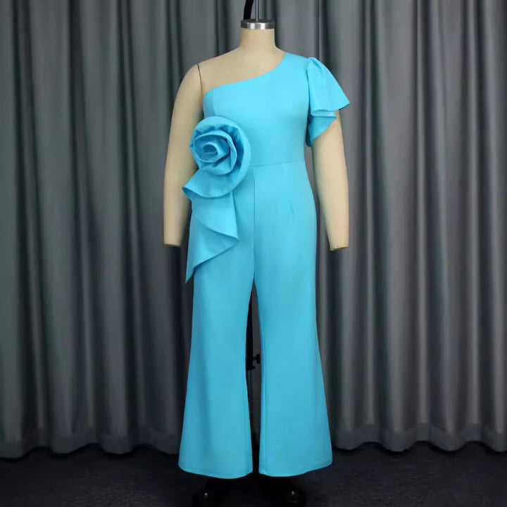 Eleganter Damen Overall in Himmelblau, mit asymmetrischer Schulter und zartem Blumenmuster. Ideal für Party & Hochzeit.
