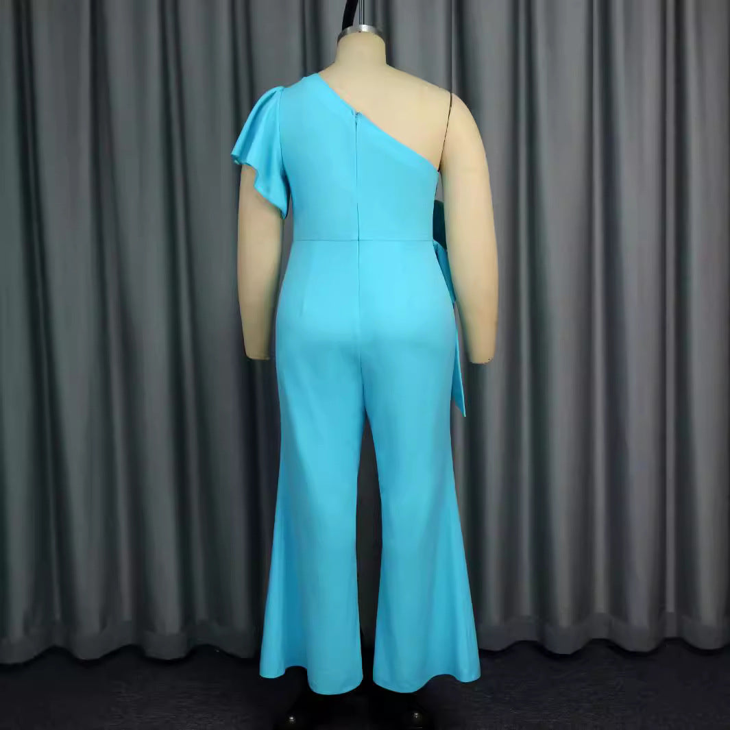Moderner festlicher Jumpsuit für Damen in Himmelblau. Asymmetrisches Design & florale Details. Chic & stilvoll.