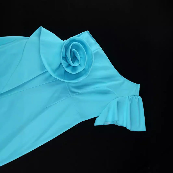 Detailansicht des himmelblauen Damen Jumpsuits: asymmetrischer Halsausschnitt und raffinierter Blumen-Applikation.