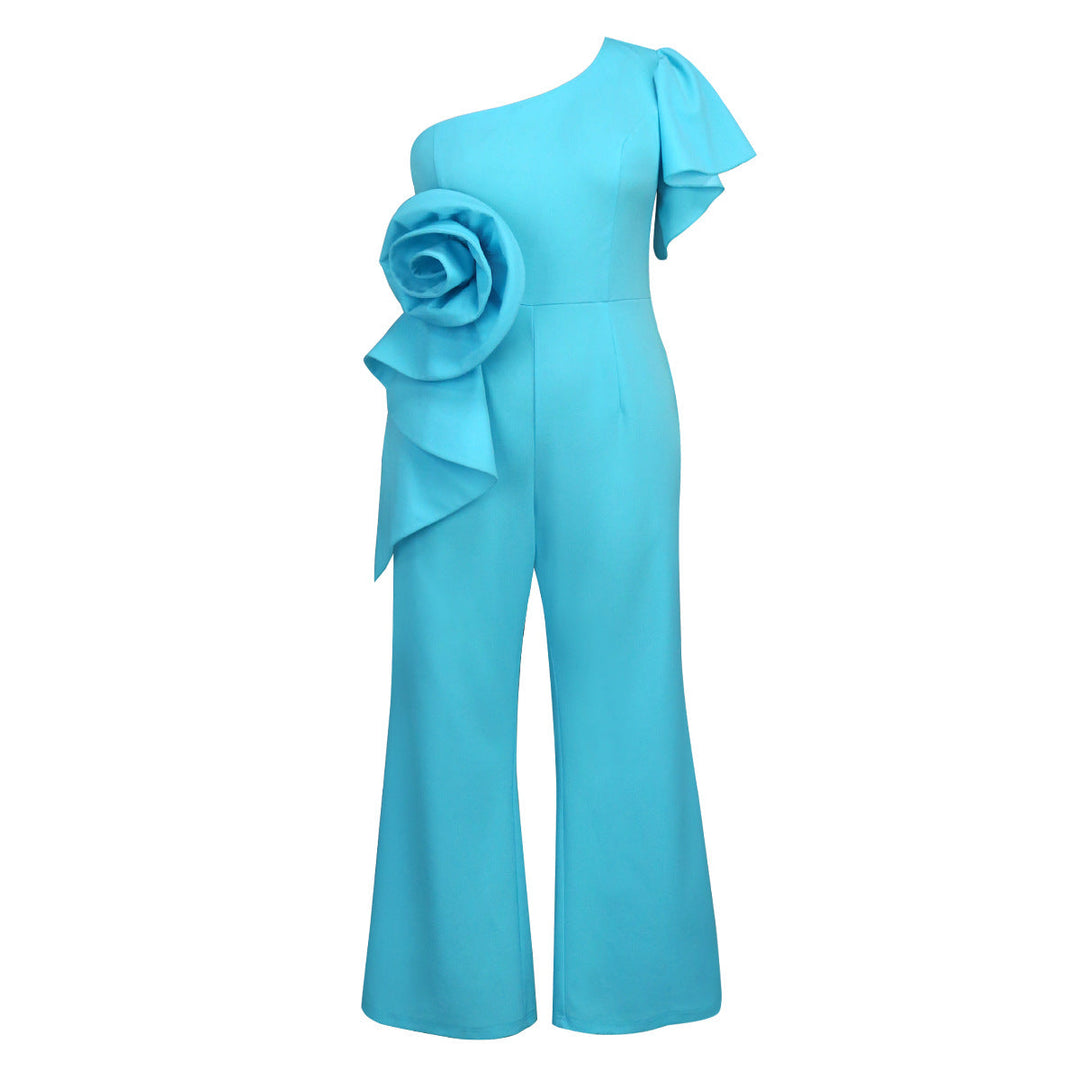 Damen Jumpsuit in Himmelblau, elegant fallend, mit asymmetrischem Oberteil und wunderschönem Blumenakzent. Abendgarderobe.